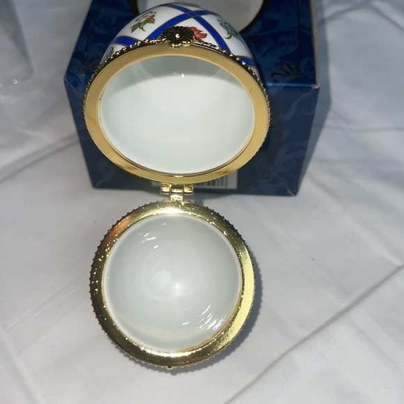 My Treasure Porcelain Fabulous Egg White w/Flowers Blue Lines Trinket Box - Picture 6 of 6